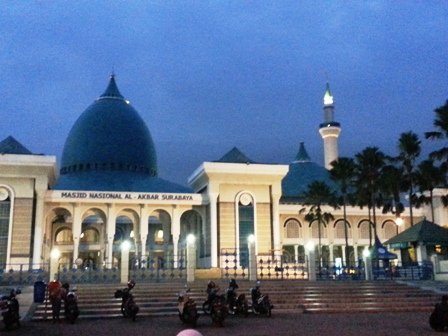 Wisata Masjid Nasional Al-Akbar di Surabaya