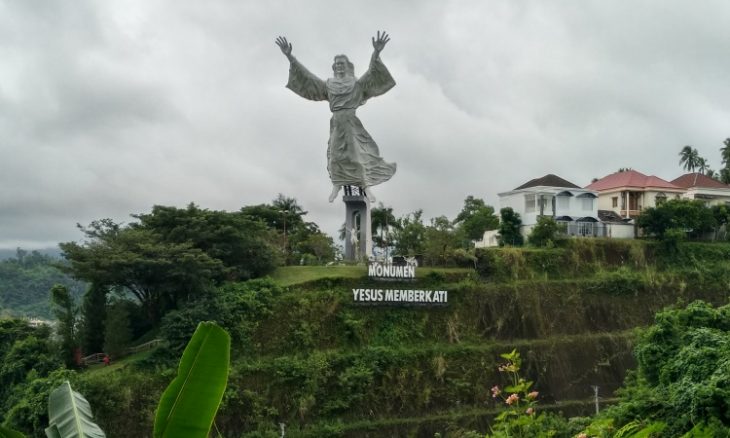 Mengunjungi Patung Yesus Memberkati via Wikipedia