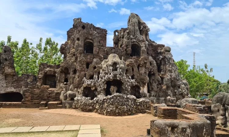 Objek Wisata Sejarah Taman Sari Gua Sunyaragi di Cirebon via Google Mpas @Sita
