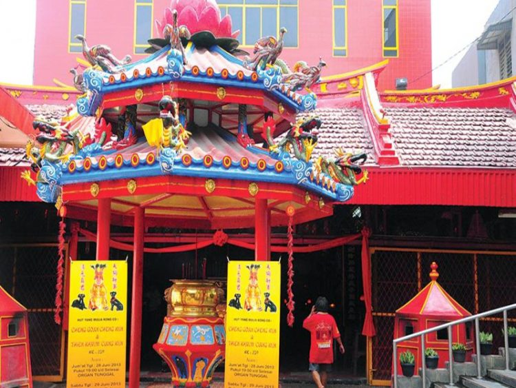 Objek Wisata Vihara Dharma Jaya di Bekasi