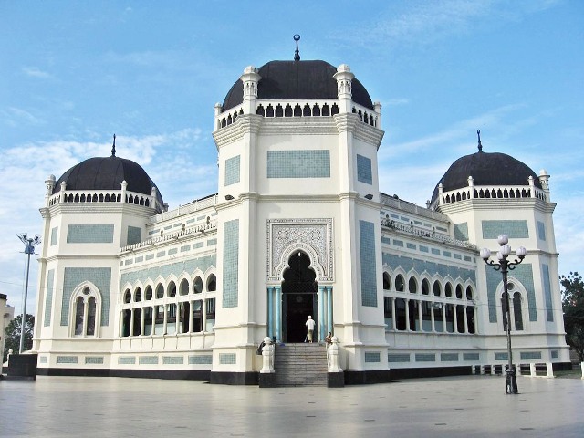 Wisata Religi ke Masjid Raya Medan
