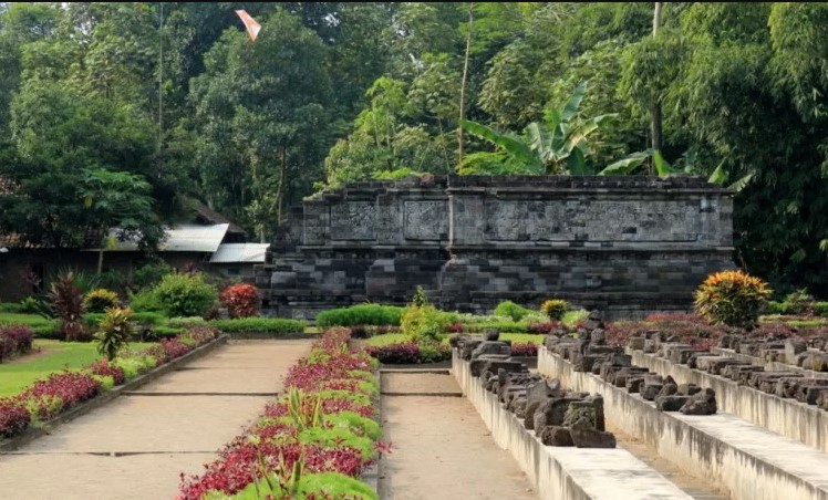 Wisata Sejarah Candi Surowono di Kediri