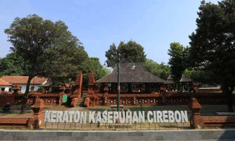 Wisata Sejarah Keraton Kasepuhan di Cirebon