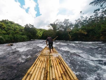 Rafting Bambu di Sungai Amandit