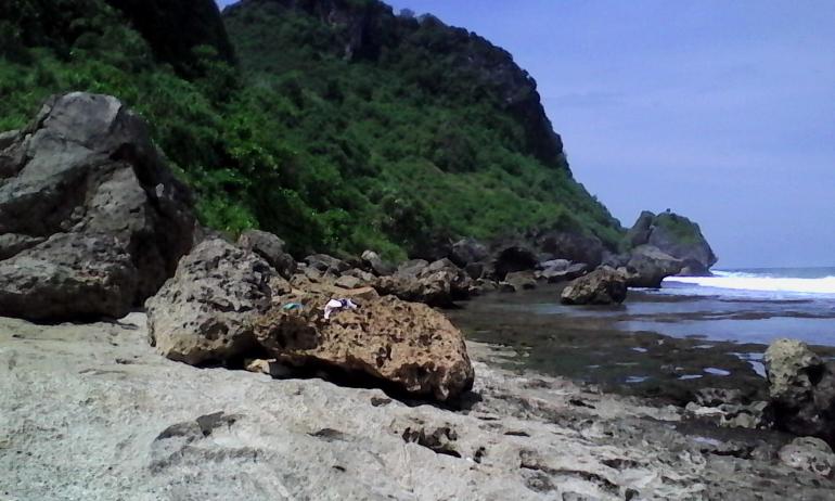 Pantai Kali Mirah via Kompasiana