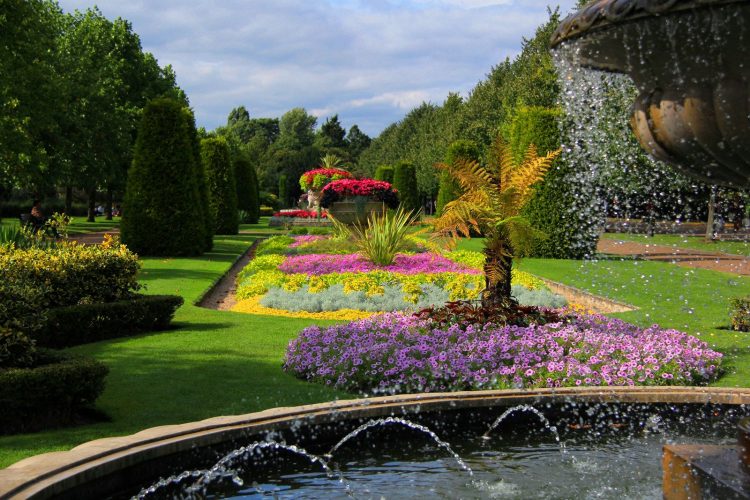 Wisata Romantis di Queen Mary’s Garden via Pinterest