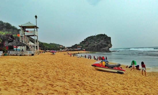 Wahana di Pantai Indrayanti via Thetravelic.blogspot.coid