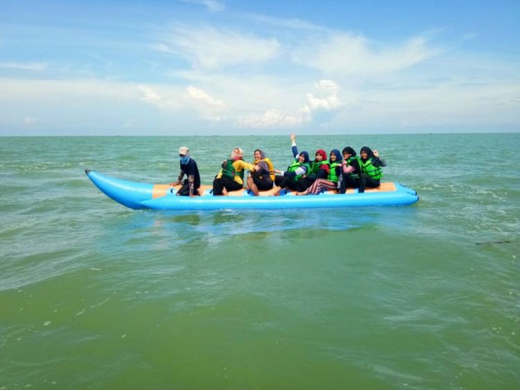 Mencoba wahana banana boat bersama teman atau keluarga. Foto via Google Maps Rini Siregar