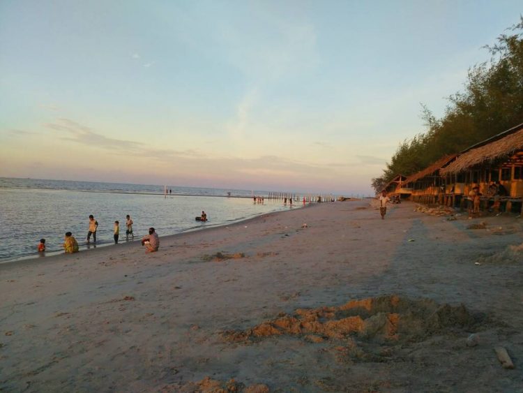 Menikmati suasana sore sambil bermain air atau duduk di pondokan kecil di tepi pantai. Foto via Google Map Zulfykar Hafni