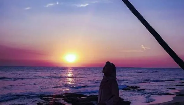 Momen Sunset di Pantai Sambolo via Instagram.com @nurkamilah_