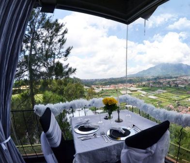 The Peak Resort Dining - tempat makan romantis di Bandung