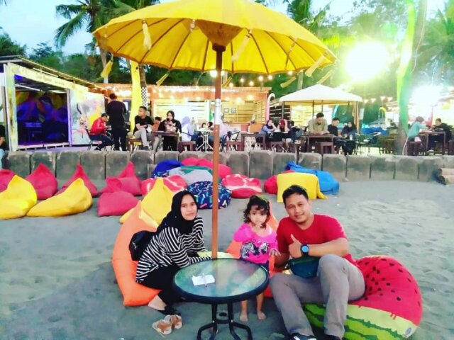 Bersantai Menikmati Suasana Pantai via Instagram.com @fikarfkr