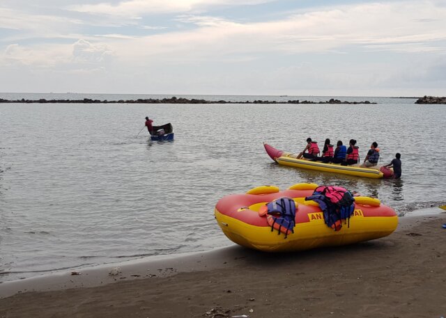 Wahana Banana Boat di Pantai Akkarena via Google Maps Rezki Ylianto