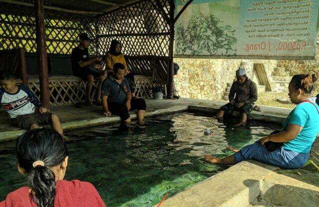 Kolam terapi ikan banyak diminati wisatawan Curug Cigamea Bogor dengan beragam khasiat untuk kesehatan via Google Maps @Annas Zukhra