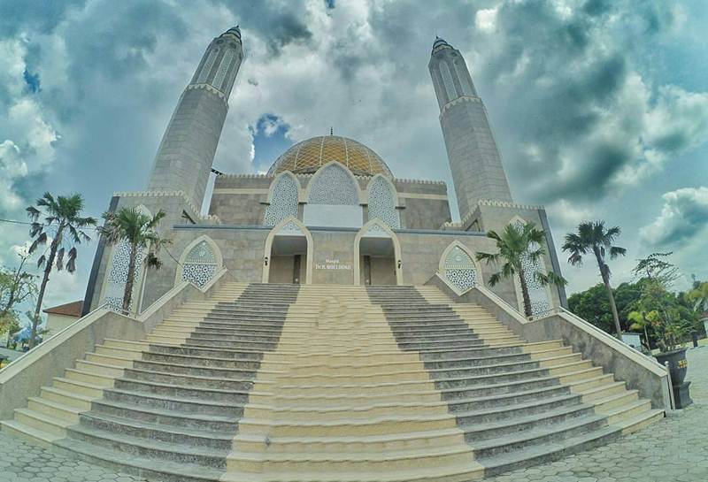 Masjid Dr. H. Moeldoko vi Instagram.com @halohkoo