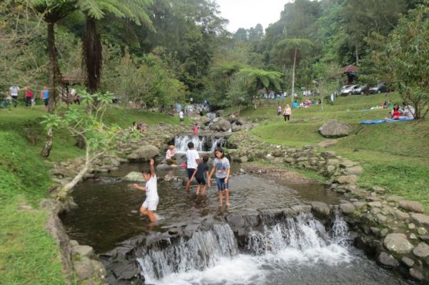 Main Air di Sungai Kebun Raya Cibodas
