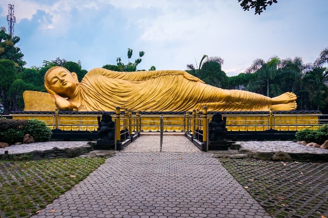 Patung Buddha Tidur via Ontripers