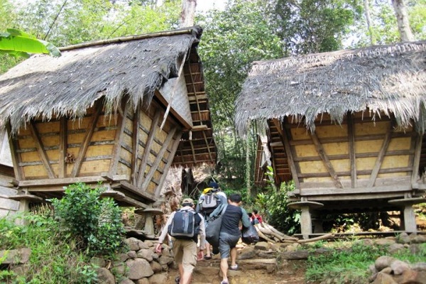 Kampung Adat Kuta via tigatitik-wordpress-com