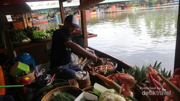 Wisata Kuliner di Floating Market via Detik
