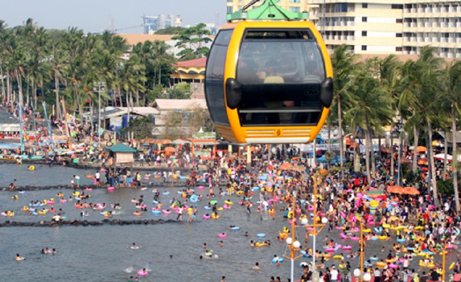 Pantai Ancol Ramai Pengunjung via Harianterbit