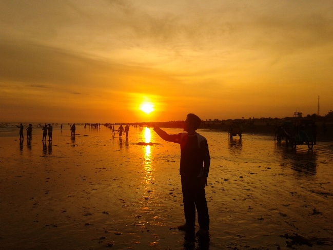 Menikmati sunset di Pantai Depok via Rudist.wordpresscom