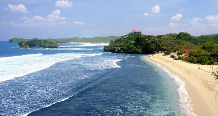 Pantai Parangritis adalah tujuan wisata populer di Indonesia.