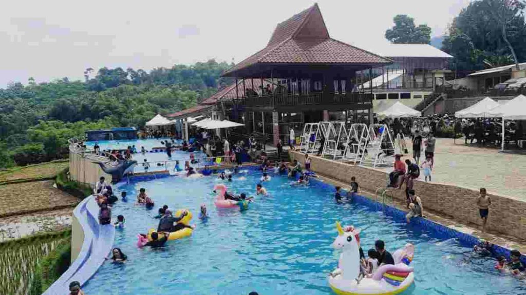 37 Kolam Renang Di Bandung Terbesar & Terbaik, Seru Main Air!