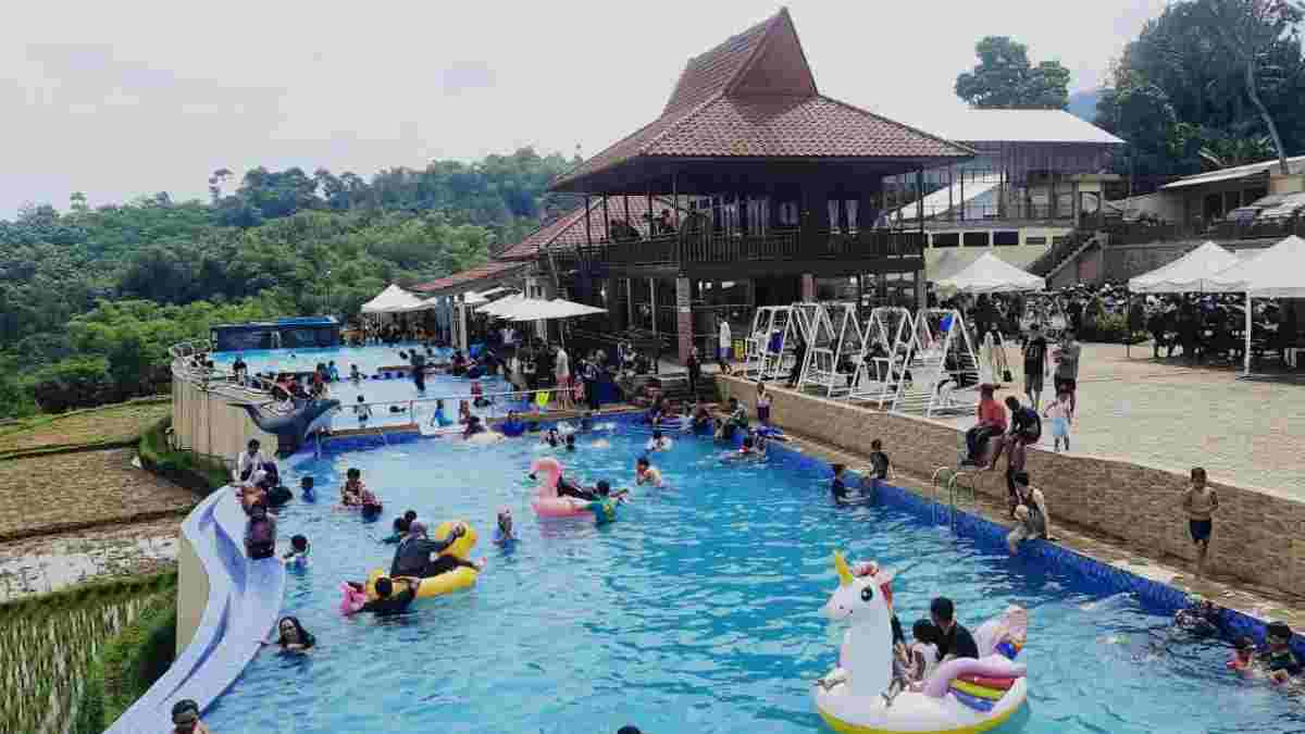 Kolam Renang Villa Pasir Bungur via Ruber