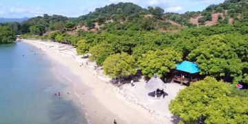 Wisata Pantai Pasir Putih Atapupu