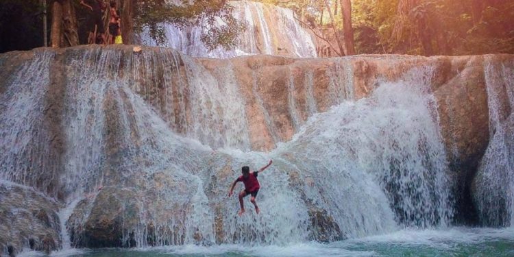 Wisata Air Terjun Oenesu via IG @kdkgunawan