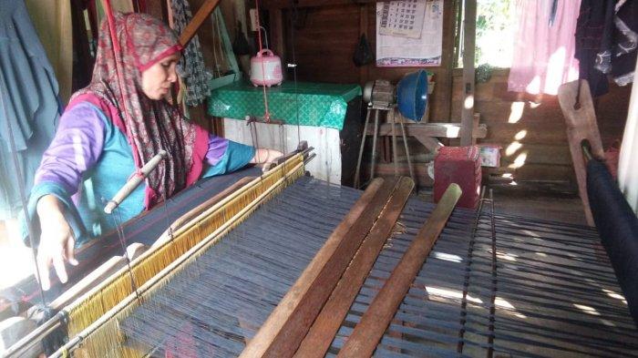 Kampung Songket via Tribunnews - Tempat Wisata Di Batu Bara