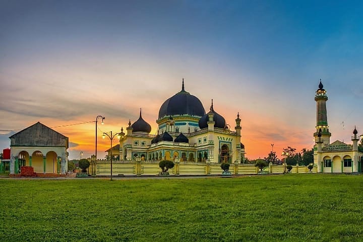 Masjid Azizi Tanjung Pura via IG @anwiratmoko