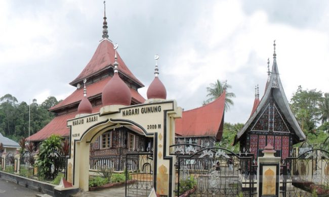 Masjid Asasi Sigando via Wikipedia - tempat wisata di Padang Panjang