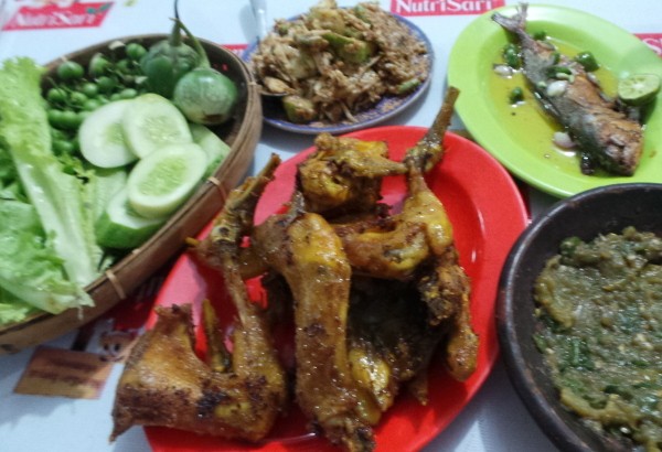 Ayam Goreng Kampung Sajolna via Detik