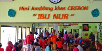 Warung Nasi Jamblang Ibu Nur via Ibenimages
