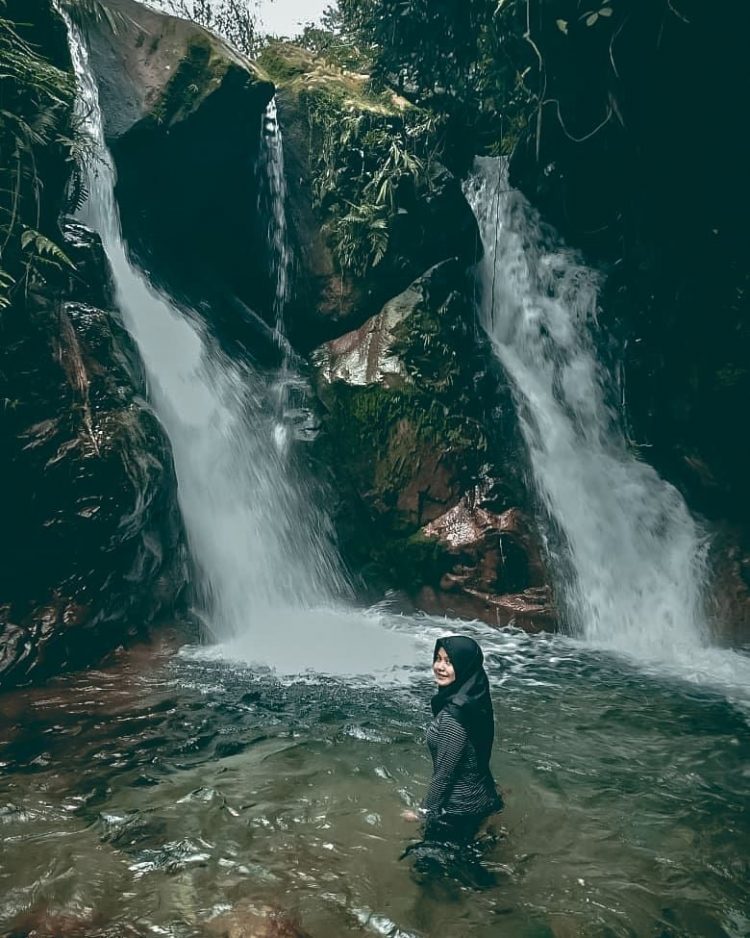 Wisata Curug Sentul pengunjung berenang di bawah air terjun