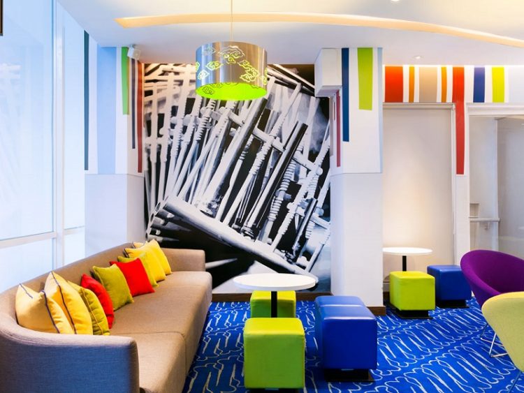 Area lobi dengan warna-warni ceria via accorhotels