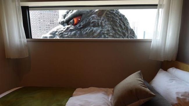 Diintip Godzilla dari Jendela Kamar Hotel Gracery Shinjuku via CNN Indonesia