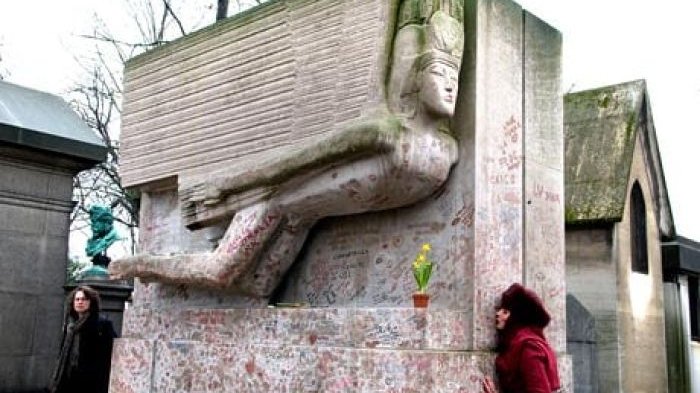 Makam Oscar Wilde - tempat romantis di paris