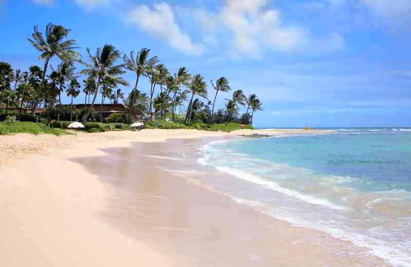 Poipu Beach via Shutterstock 23 Wisata Pantai di Hawaii Terbaik & Terpopuler, Favorit wisatawan