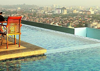 Tahu Nggak, Star Hotel Semarang Punya Kolam Renang Hotel Tertinggi di Indonesia Lho. Wow!