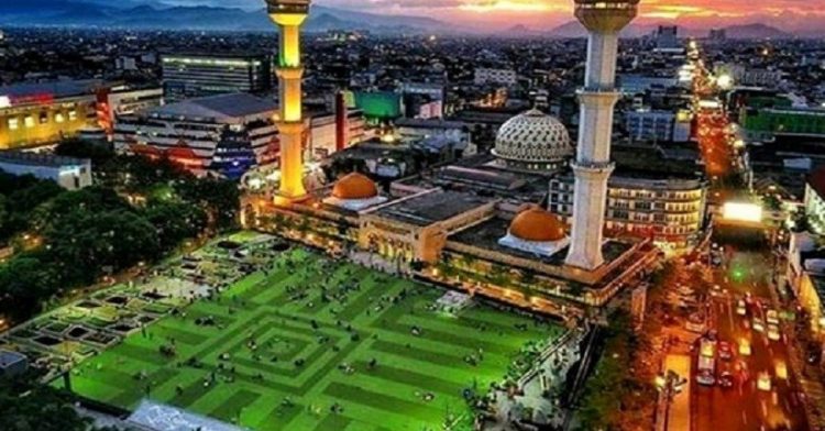 Daya Tarik Wisata Alun-alun Kota Bandung via okezone
