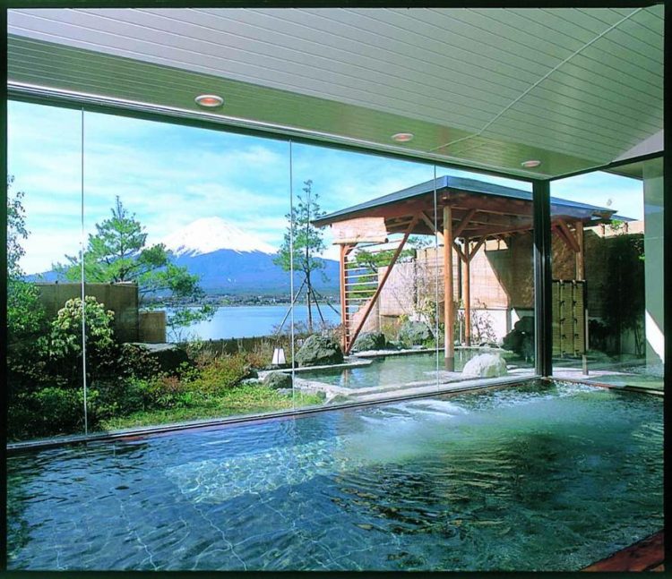 Gunung Fuji dan Danau Kawaguchiko dilihat dari dalam hotel via Booking