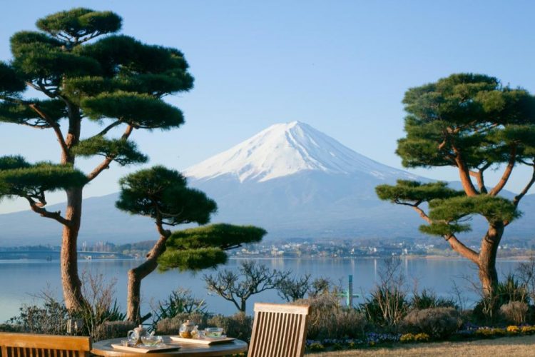 Gunung Fuji dan Danau Kawaguchiko dilihat dari taman via booking - Hotel Onsen di Jepang