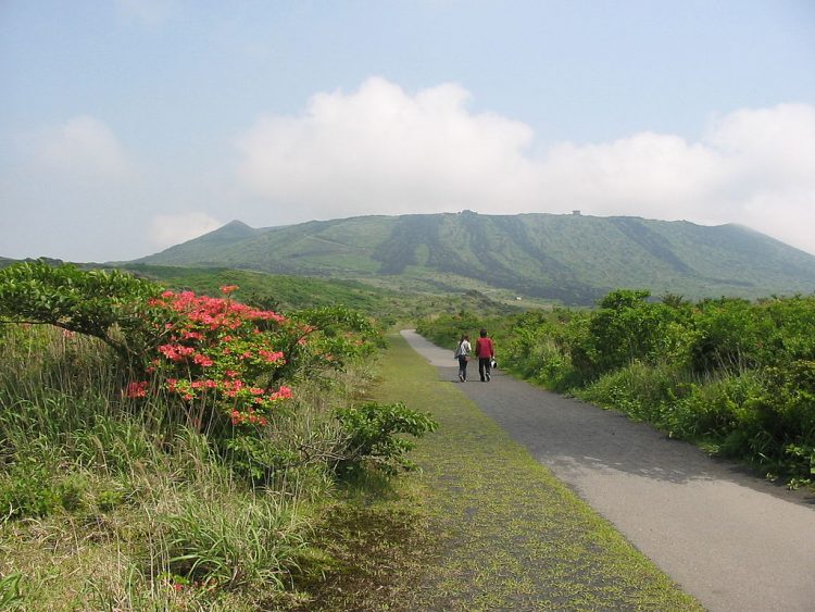 Hiking Gunung Mihara via wikipedia