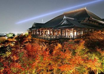 Kuil Kiyomizudera saat iluminasi musim gugur. Foto via tapchidulich.com.vn