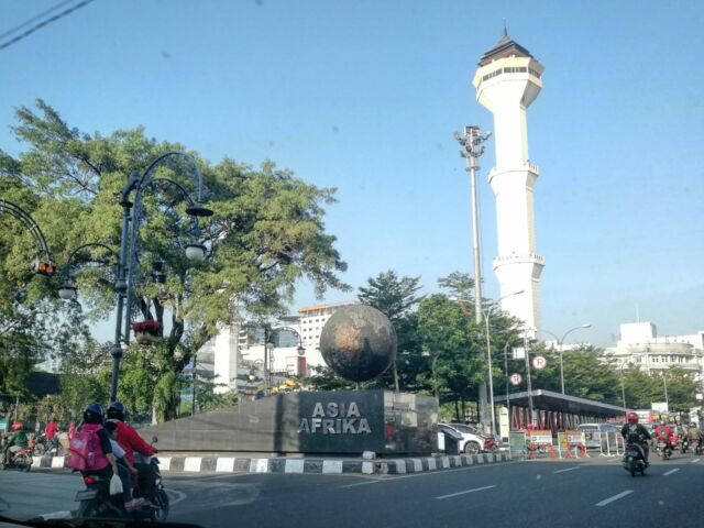Monumen Asia-Afrika di pertigaan Alun-Alun – Foto Google Maps faridah fang