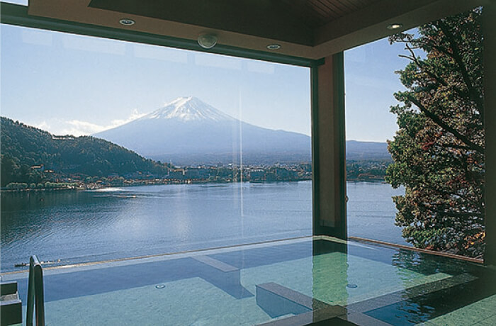 Onsen Indoor dengan view ke arah Danau Kawaguchiko dan Gunung Fuji