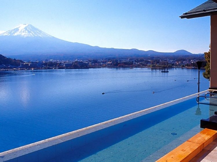 Onsen Outdoor via Tripdengan view ke arah Danau Kawaguchiko dan Gunung Fuji