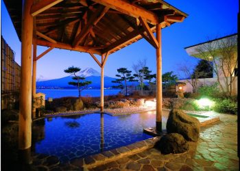 Onsen dengan pemandangan ke arah danau dan gunung via Booking